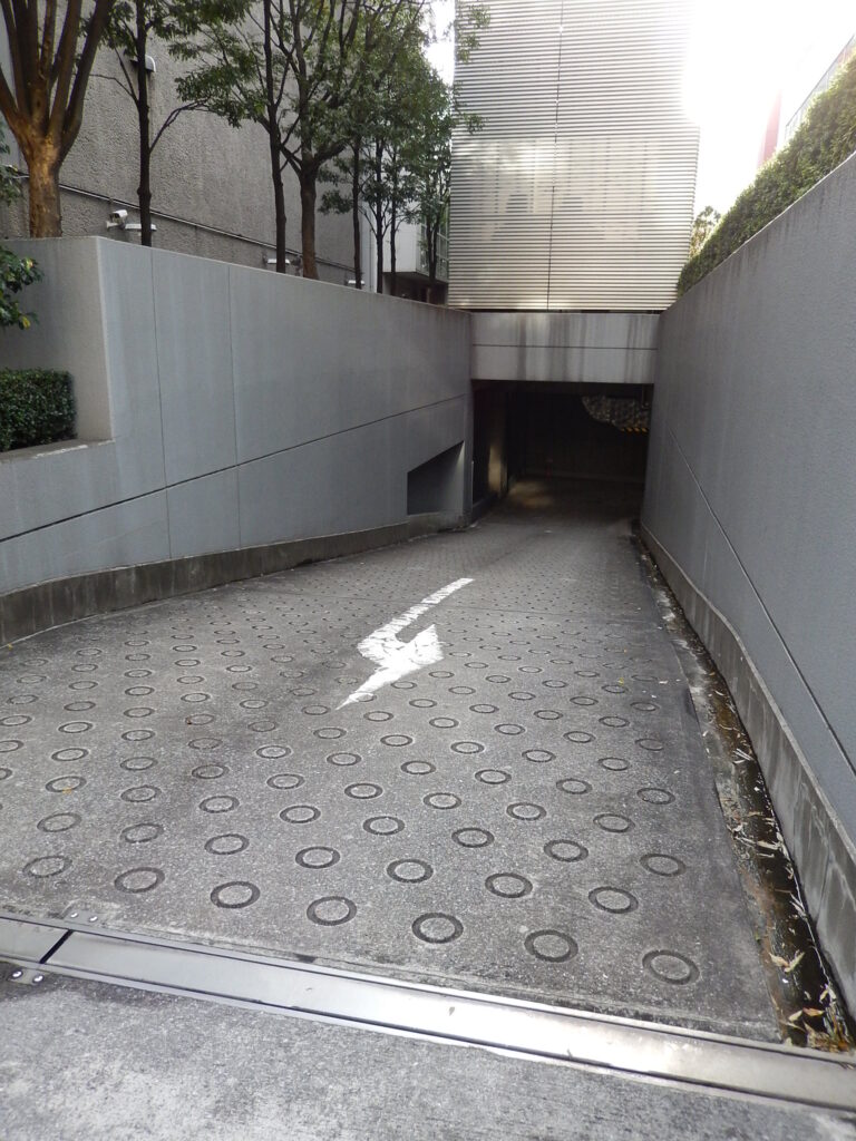 駐車場出口の画像